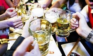 Việc uống rượu xã giao không mang lợi ích trong công việc