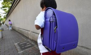 Học sinh tiểu học Nhật đeo cặp sách nặng tới 10 kg