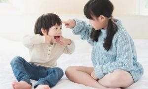 Trong gia đình có 2 con, cha mẹ kiên quyết làm 5 điều này thì con cái hòa thuận