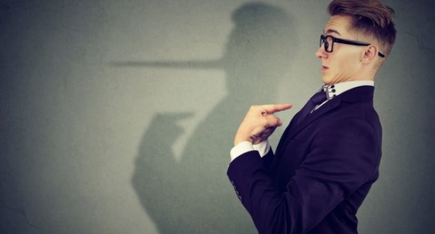 Nhìn thấu một người nói dối qua 8 đặc điểm hành vi
