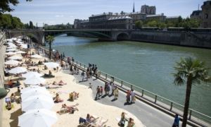 ‘Bãi biển’ giữa lòng Paris đắt khách dịp hè