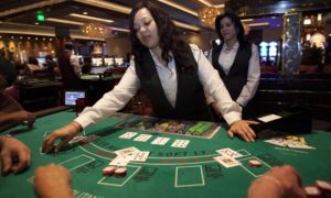 Người Việt làm nghề chia bài ở casino, được tip nhiều hơn làm nail