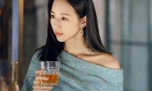 Đêm tân hôn, vừa bước về phòng bố chồng đã đợi sẵn ở cửa rồi đưa cho vỉ thuốc