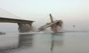 Cầu đang xây hai lần đổ sập ở Ấn Độ
