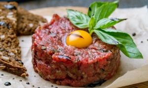 Nữ Việt kiều ở Pháp kể chuyện ăn thịt bò sống: Tưởng ghê rợn mà là món trứ...