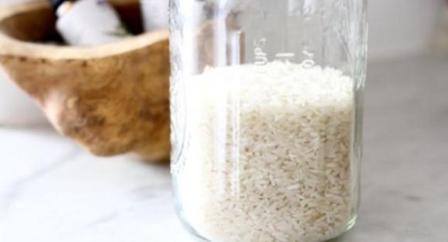 Tại sao nên để một lọ gạo trong tủ quần áo?