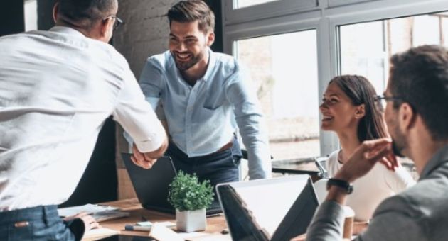 Ốm là được nghỉ, không cố, không giao việc vào giờ nghỉ trưa: Văn hóa công sở...