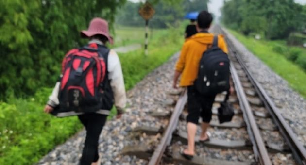 Vợ chồng người H'Mông bị lừa hết tiền, dầm mưa đi bộ từ Hà Nội về Hà Giang