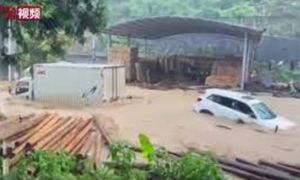 Trung Quốc: Sạt lở khiến 6 người chết, mưa kỷ lục cuốn trôi ô tô