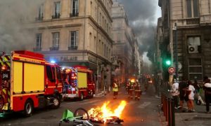 Tổng thống Pháp dọa chặn mạng xã hội, đề xuất phạt tiền người gây bạo loạn