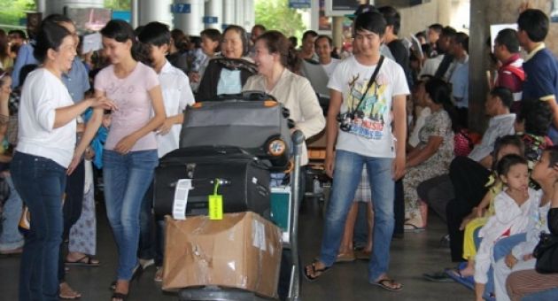 Việt kiều và sĩ diện đón người thân ở sân bay