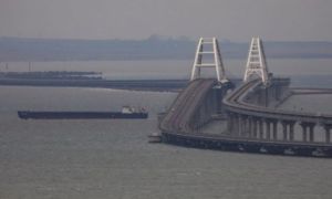 Cầu Crimea bất ngờ bị sự cố, chính quyền thông báo khẩn, giao thông ngừng trệ