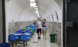 Trung Quốc mở hầm trú bom cho dân vào tránh nóng