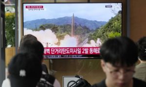 Mỹ triển khai tàu ngầm vũ trang hạt nhân tới Hàn Quốc, Triều Tiên bắn tên lửa...