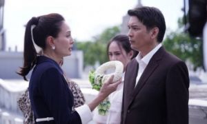 Nghi ngờ con trai ngoại tình, nào ngờ dưới khẩu trang lại là gương mặt khiến...