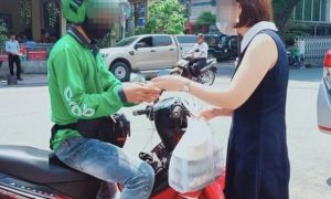 Ngỡ ngàng gặp lại nam sinh học giỏi nhất lớp năm xưa làm... người giao hàng