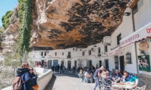 Độc lạ châu Âu: Có một nơi mà người dân thực sự sống ở dưới một tảng đá khổng lồ