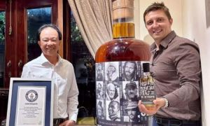 Lộ danh tính người Việt mua chai rượu cao nhất thế giới 1,8m, giá 1,4 triệu USD