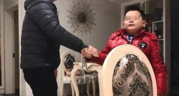 Cuộc nói chuyện của 2 mẹ con khiến chuyên gia giáo dục lắc đầu
