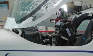 Hàn Quốc phát triển robot đầu tiên trên thế giới có khả năng lái máy bay