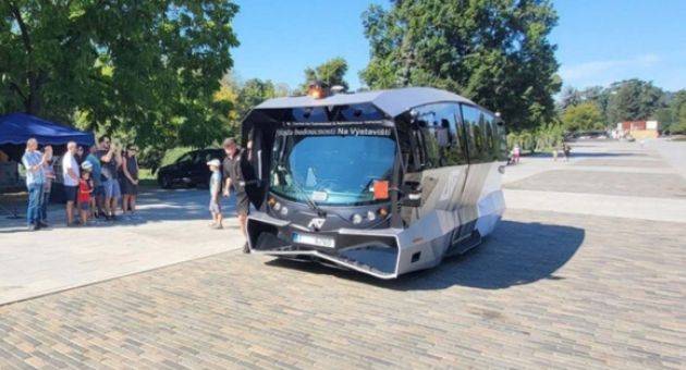 Thử nghiệm xe buýt tự lái như robot biến hình ở Anh và CH Séc