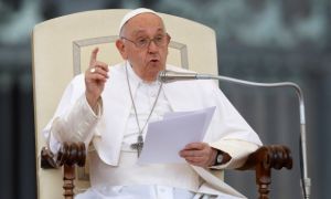 Giáo hoàng nói không nên 'đùa giỡn' với Ukraine về viện trợ vũ khí