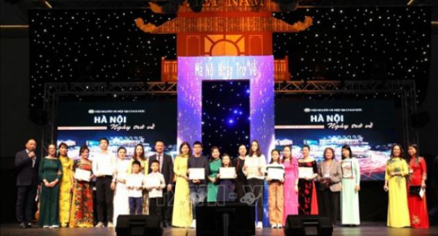 /thumb/thumb.php?src=images/stories/content/2023/10/10/1_ha-noi-ngay-tro-ve-voi-nhung-nguoi-con-xa-xu-tai-chlb-duc.jpg&w=630&h=340&zc=1&q=80&a=c