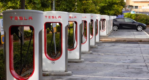 Tesla thừa nhận thấm đòn khó khăn, loạt hãng xe điện lo sợ