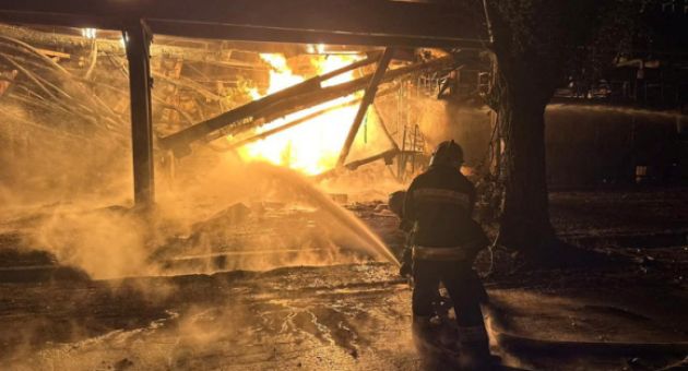 Cháy nhà máy lọc dầu, sập nguồn điện ở 3 ngôi làng Ukraine do Nga không kích