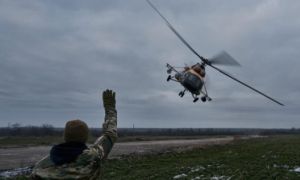 Động thái bất ngờ của hơn 20 trực thăng Nga ở sân bay Berdiansk sau đòn tấn...