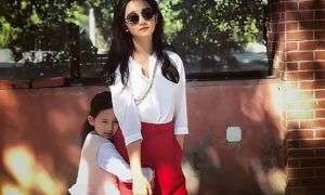 3 dấu hiệu cho thấy một bé gái được nuôi trong môi trường