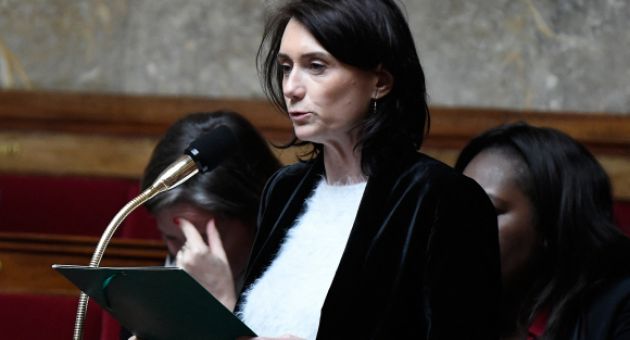 Nữ nghị sĩ Pháp kể sự cố 'bị đồng nghiệp chuốc thuốc'