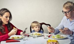 4 hành vi xấu của cha mẹ khiến con cái dễ bắt chước