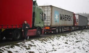 Viện trợ vào Ukraine tê liệt vì hàng nghìn xe tải kẹt cứng ở biên giới