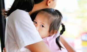 5 thời điểm mẹ ôm con tốt nhất trong ngày, dù bận rộn cũng không nên bỏ qua