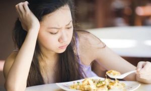 Cô gái bỏ cơm để giảm cân nhưng đường huyết vẫn tăng vù vù, bác sĩ chỉ ra sai...