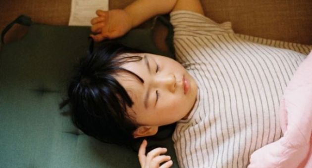 Trẻ ngủ cùng mẹ liệu có thông minh hơn?