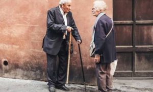 Dáng đi quyết định tuổi thọ: Người càng thẳng lưng thì dẻo dai, sống càng lâu