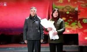 Con quá ngỗ nghịch, bà mẹ soạn một bản hợp đồng cá cược