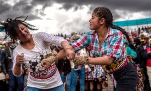 Mừng năm mới lạ ở Peru: Đánh nhau để cầu mong hòa bình