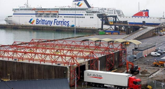 Ireland phát hiện nhóm di cư nghi là người Việt trong container