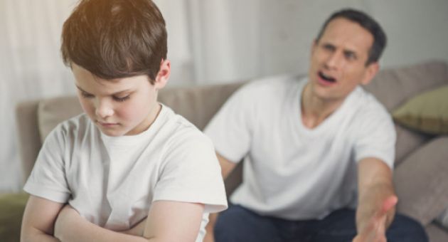 Chuyên gia giáo dục: Khi con trẻ mắc lỗi, đừng la mắng mà hãy khen ngợi