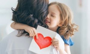 Dạy trẻ biết quan tâm, yêu thương, chăm sóc cha mẹ từ sớm
