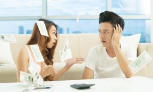 Mở phong bì thưởng Tết của chồng, vợ sững sờ thấy dòng chữ phía trên