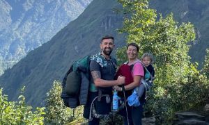 Bé hai tuổi đặt chân đến trại căn cứ Everest
