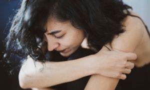 Bị mọi người chế nhạo, chồng về nhà đòi