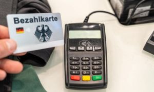 Đức thử nghiệm phát trợ cấp bằng thẻ thanh toán cho người xin tị nạn
