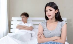 Vừa bước vào nhà, mẹ tôi đã chê bai khiến tôi ngượng cháy mặt còn chồng thì...