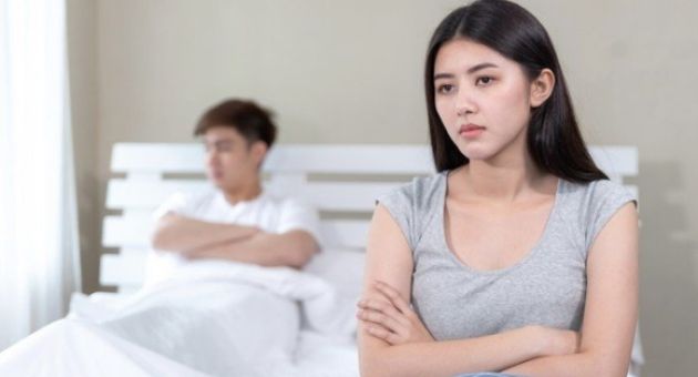 Vừa bước vào nhà, mẹ tôi đã chê bai khiến tôi ngượng cháy mặt còn chồng thì...