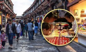 Khách Trung Quốc bị đuổi khỏi xe vì không chịu mua vòng vàng 173 triệu đồng